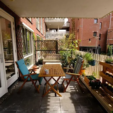 Family In Oost Apartman